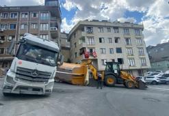 Kağıthane’de korku dolu anlar! Damper havadayken bir anda yan yattı