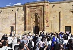 Sivas'ta 'namaz kılan silüet'e ziyaretçi akını! Her gün aynı saatte ortaya çıkıyor