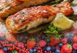 Orman meyveli salsa soslu somon 25 dakikada hazır! Hem acı hem tatlı