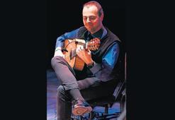 Gitar tınıları eşlik etmeye çağırıyor