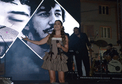 Merve Özbey’den Selendi’de unutulmaz gece! Binlerce kişi şarkılarına eşlik etti