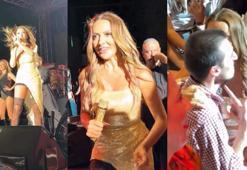 Hadise şarkıyı yarıda kesti, sahneden indi! Hayranının 'Beni öp' isteğini geri çevirmedi