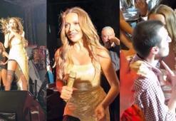 Hadise şarkıyı yarıda kesti, sahneden indi! Hayranının 'Beni öp' isteğini geri çevirmedi