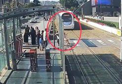 Tramvayın önüne koşan çocuğu son anda kurtardı!
