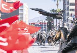 İzmir semalarında SOLOTÜRK şöleni