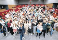 İzmirli çocuklara renkli takvim