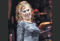 Açılış Yıldız Tilbe’den