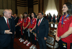 Cumhurbaşkanı Erdoğan, şampiyon milli voleybolcuları kabul etti
