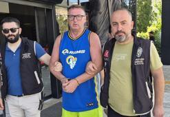 Antalya’da skandal! İngiliz turist Türk bayrağına tükürdü, tutuklandı
