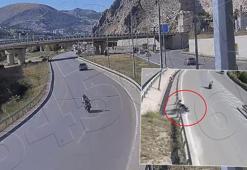 Bariyere çarpan motosiklet sürücüsü öldü! Feci kaza kamerada