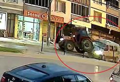 Tarım işçilerini taşıyan minibüs, park halindeki traktöre çarptı! 10 kişinin yaralandığı kaza kamerada