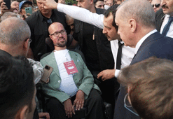 Cumhurbaşkanı Erdoğan'ın otobüsü durdurup yanına gittiği engelli genç anlattı: Benim için unutulmaz bir dakikaydı