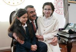 Bakan Tekin, Cumhurbaşkanı Erdoğan ile şarkı söyleyen öğrencileri kabul etti