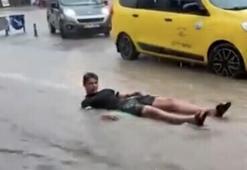 Fethiye’de sağanak sonrası şaşkına çeviren görüntü! Turistler sel sularında şişme yataklarla yüzdü