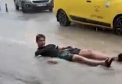 Fethiye’de sağanak sonrası şaşkına çeviren görüntü! Turistler sel sularında şişme yataklarla yüzdü
