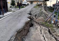 Rize’de sel felaketi! Yol 60 santimetre çöktü, istinat duvarı ayakta kaldı: 'Bir anda her şey bitti'