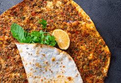 Buz gibi ayranla iyi gider: Çıtır lahmacunun püf noktaları! Ev yapımı çıtır lahmacun tarifi