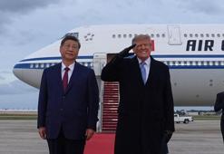 Terminatör zirvesi! Trump'ın Xi'yi karşıladığı törene damga vuran anlar