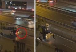 Görüntüler İstanbul'dan! Kadın polis arızalanan midibüsü böyle itti