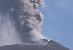 Etna Yanardağı'nın kül püskürtmesi hava ulaşımını olumsuz etkiledi