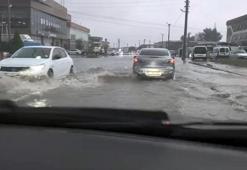 Sakarya'da sağanak! Evleri su bastı, yollar göle döndü