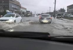 Sakarya'da sağanak! Evleri su bastı, yollar göle döndü
