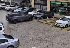 Çekmeköy'de iki aracın kafeye girdiği kaza kamerada!