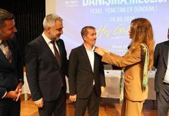 CHP’den AK Parti’ye 6 isim birden! Ataşehir’de rozetler takıldı