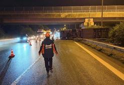 Düzce'de feci kaza! Anadolu Otoyolu'nda parfüm yüklü tır devrildi
