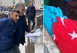 Bayrakları çöpe kendisi attı, 'Vatan hainleri' diye paylaştı