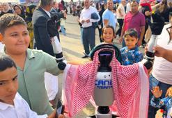 CANİKMAN, TEKNOFEST Güneydoğu’da puşi takıp dans etti