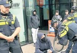 ABD’de ırkçılık, Ada’da yabancı düşmanlığı! Batı’da aşırı sağ yangını