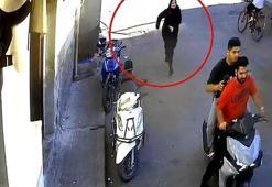 Adana’da gasp anı kamerada! Çantayı alıp motosiklete atlayarak kaçtı, şüphelinin peşinden koştu