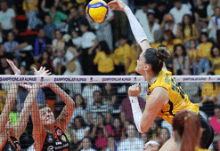 Voleybolda Şampiyonlar Kupasını Eczacıbaşı'nı mağlup eden VakıfBank kazandı