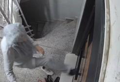 Komşusunun kapısına zarar vermişti! Serbest kaldı, 3 gün sonra aynı adrese dönüp dehşet saçtı
