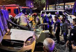 Beyoğlu'nda feci kaza! Otomobil, taksiye çarpıp kamyonetin altına girdi: 3 yaralı