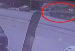 Binmek için kapısını açtığı otomobil, çarpmayla yerinden fırladı