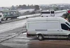 Antalya'da meydana gelen midibüs kazası kamerada