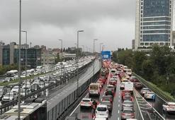 İstanbul trafiğinde son durum: Yağışın da etkisiyle trafik yoğunluğu yüzde 89'a ulaştı