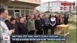 Tabutunda 4 farklı renkte çiçekle uğurlandı