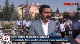 Makam aracı yerine bisiklet kullanıyor