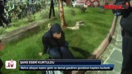 Nehre atlayan kadını gelin ve damat gezdiren gondolun kaptanı kurtardı