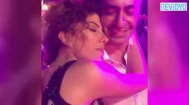 Şarkıya eşinin gözlerine bakara eşlik etti
