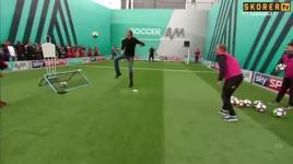 Sizce Peter Crouch topa ne kadar kötü vurabilir...