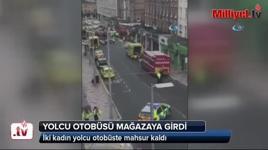 Çift katlı otobüs binaların içine daldı