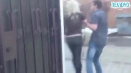 Başka bir erkekle yakaladığı sevgilisini...