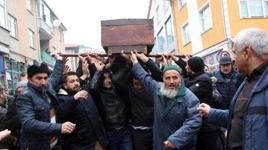 Binlerce kişi tabuta dokunmak için yarıştı! Türbeye defnedilecek...