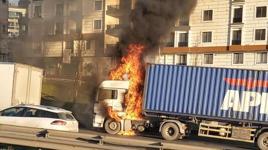 İstanbul'da TIR yangını! Trafik kilit...