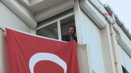 Orhan Gencebay, saat 19.19'da pencereden İstiklal Marşı okudu