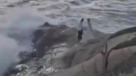 Kayalıklarda düğün fotoğrafı çektiren çift dalgalara böyle kapıldı